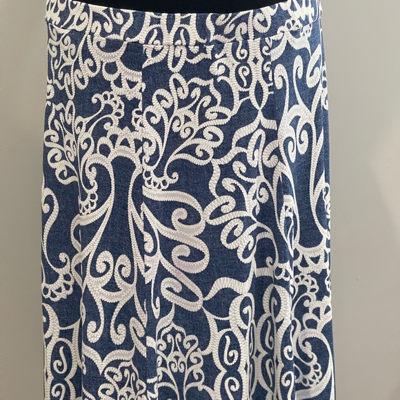 Sami & Jo L Elegant Blue and White Patterned Skirt w Stretch 147 - Picture 5 of 8